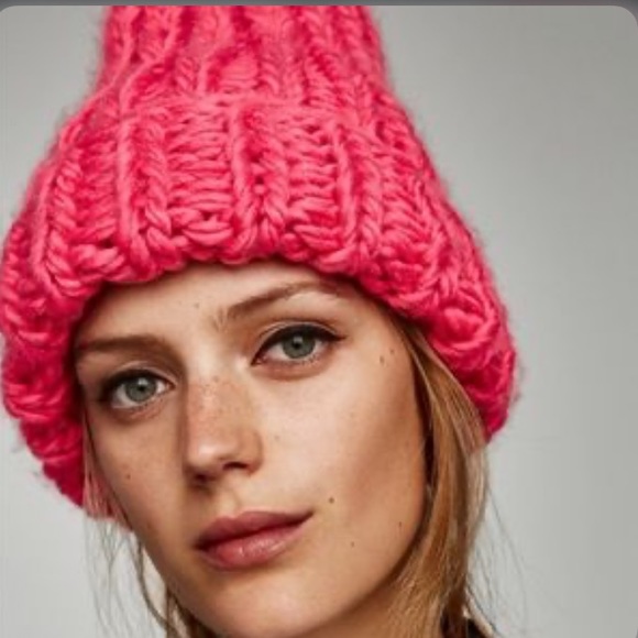 Zara Accessories - Zara Pink Bulky Knit Hat